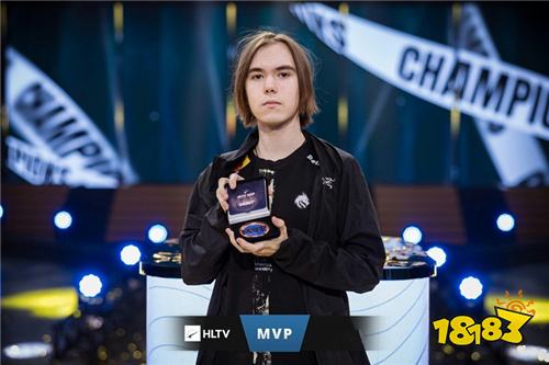 Anyone's Legend 发布了全队的新年祝福视频：在新年的前夕迎接新年，愿金蛇为您带来更多祝福！